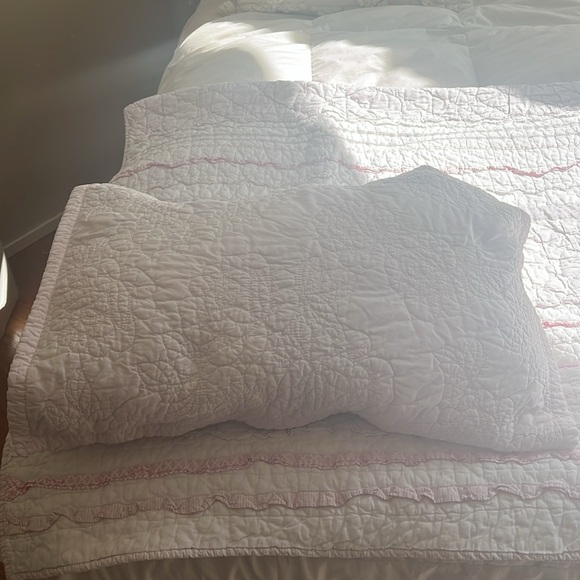 Pink and White Ruffled Quilt - Picture 2 of 7